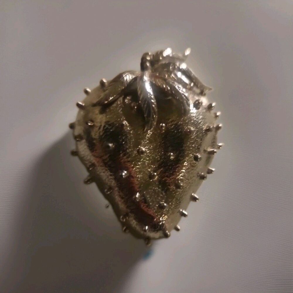 Vintage STRAWBERRY PIN BROOCH  3D Seeds Stem Silver Tone “D”